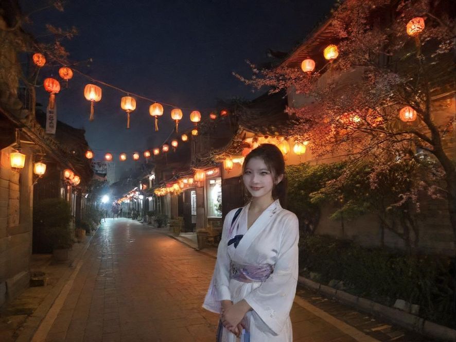 都市璀璨夜景，霓虹闪烁的城市天际线，暗示着夜生活的无限可能。
