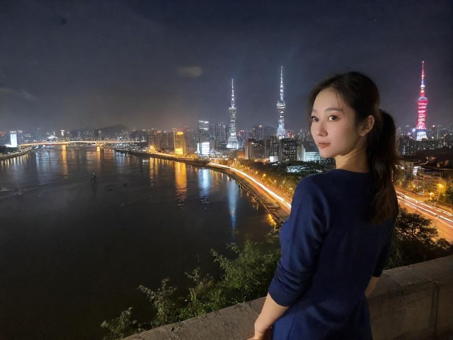 都市夜生活中的神秘入口，散发着诱人的光芒。