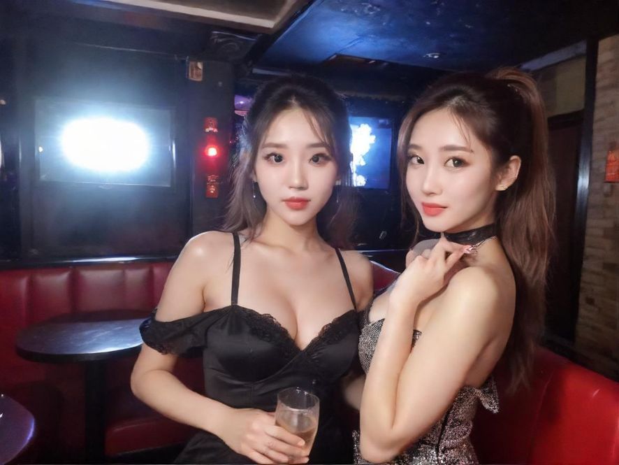 KTV包厢内迷幻的灯光，营造出夜晚娱乐的氛围。