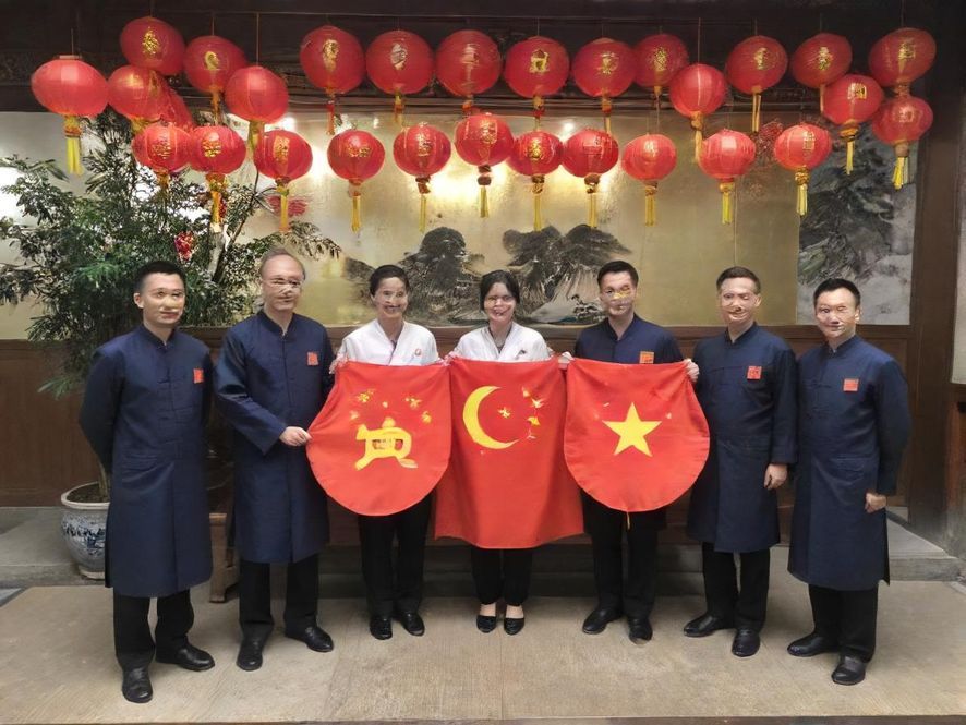 广州QM会所的奢华包厢，宽敞的空间和柔软的床榻，充满艺术感的摄影风格