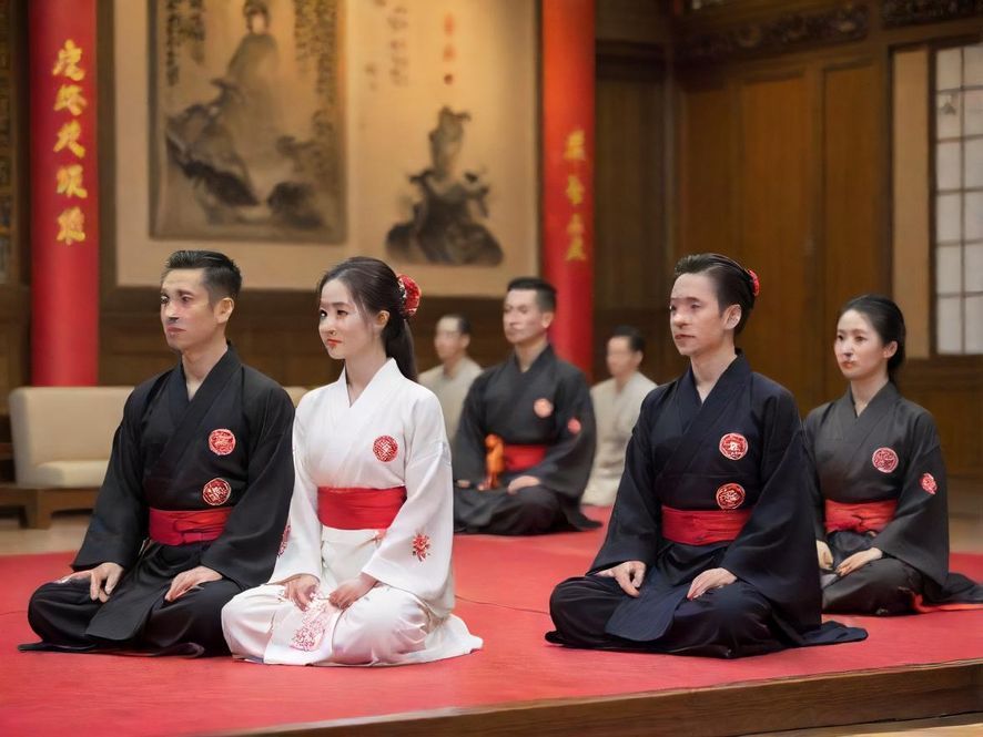 一位气质优雅的成熟女性,侧身站立,背景是高端私人会所,光影交错,充满电影感,展现出御姐的独特魅力和品味。