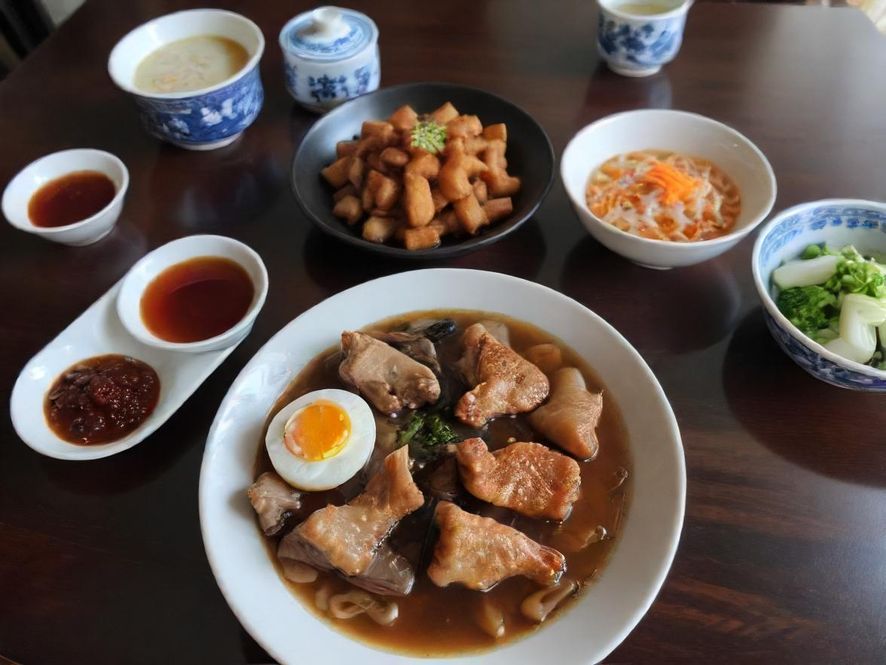 广州街头美食特写，展现热闹市集氛围